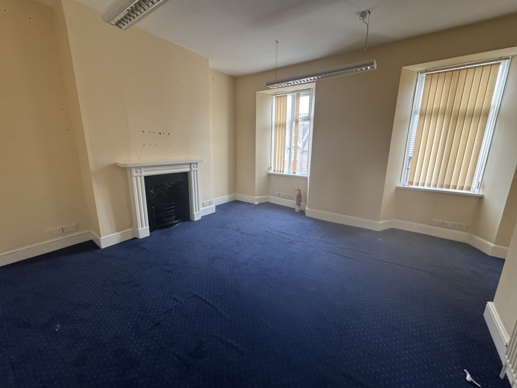 Lot: 127 - FOUR-STOREY COMMERCIAL PROPERTY WITH POTENTIAL - Second floor room three